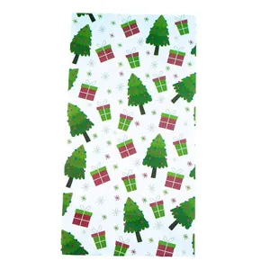Sacchetti regalo di carta natalizi con simpatici alberi e fiocchi per feste invernali.