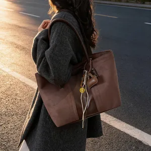 Borsa a shopper marrone in camoscio vintage da donna, grande borsa a spalla per lavoro e uso.