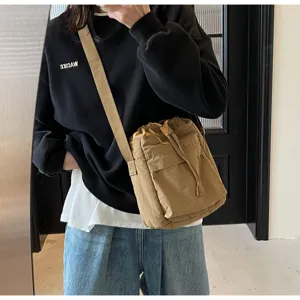 Sac bandoulière décontracté minimaliste en nylon kaki avec cordon, idéal pour le quotidien.