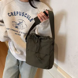 Sac à bandoulière décontracté style coréen vert foncé en toile avec cordon de serrage quotidien.