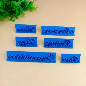 Set van 6 blauwe kunststof taartstempels met cursieve Engelse woorden voor bakken.