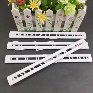 Vista ravvicinata di stampi per biscotti geometrici in plastica bianca, set da 4 pezzi.