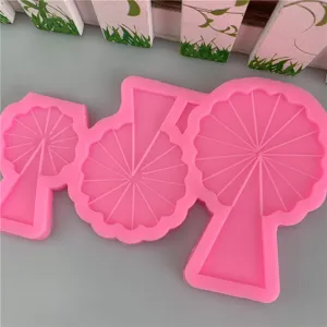 Stampo in silicone rosa con forme di alberi e mulini per decorare torte in pasta di zucchero.