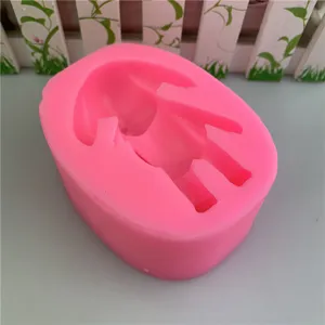 Silikonform Detailansicht mit der Hasenhoehlung, ideal fuer handgefertigte Bastelprojekte.