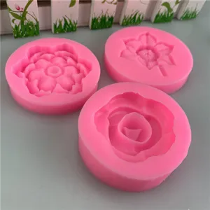 Set di stampi per fiori in silicone rosa per decorazione torte e cioccolato.