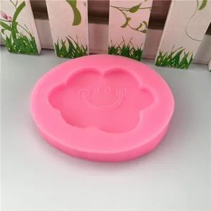 Stampo in silicone rosa a forma di nuvola sorridente per dolci, decorazioni e resina.