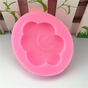Dettaglio stampo in silicone nuvola rosa con impronta viso sorridente per cottura e artigianato.