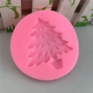 Vista dettagliata dello stampo in silicone rosa a forma di albero di Natale in vaso.