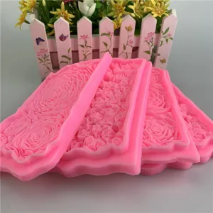 Stampo in silicone rosa per fondente di fiori di rosa per decorare bordi di torte.