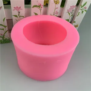 Roze cilindrische siliconen mal detailweergave voor bakken, handgemaakte zeep en DIY kaarsen.