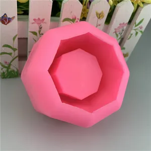 Primo piano di uno stampo in silicone geometrico rosa, trama poligonale dettagliata.