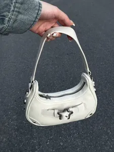 Weißer Leder Schultertasche mit Stern Schnalle und schicker Baguette Design für Damen Alltag
