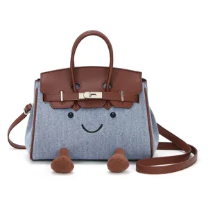 Süße Jeans Patchwork Handtasche mit Smiley Gesicht, praktischem Top-Griff und verstellbarem Gurt.