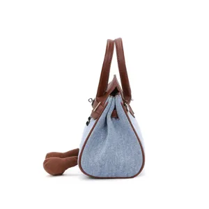 Jeans Patchwork Handtasche mit braunen Ledergriffen, stilvolle Schultertasche Detailansicht.