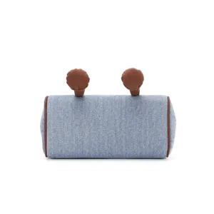 Jeans Handtasche Detailansicht mit blauem Stoff, braunen Kanten und niedlichen 3D Ohren.