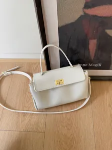 Vue detaillee du sac a main en cuir PU retro, elegant sac porte epaule pour femmes.