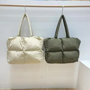 Detailansicht der leichten gesteppten Wolkentasche, weiche Schultertasche mit großem Volumen.