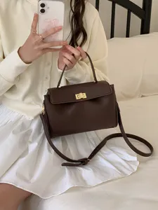 Détail de sac à main en cuir PU marron, sac à bandoulière vintage classique et élégant.