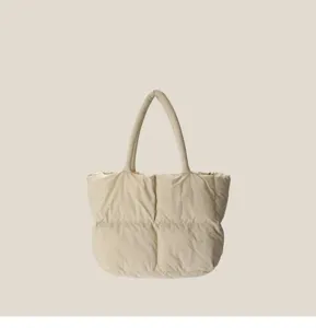 Minimalistische beigefarbene gesteppte Puffer-Totetasche, leichte Umhängetasche für Alltag.