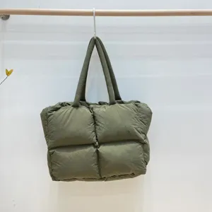 Detailaufnahme der grünen gesteppten Puffer-Einkaufstasche, weiche Cloud-Schultertasche, geräumig.
