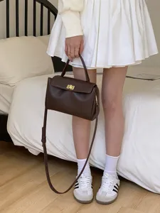 Sac bandoulière en cuir PU marron pour femme, sac à main vintage style quotidien.