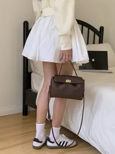 Détail de sac à main et sac bandoulière en cuir PU marron montrant un style élégant.