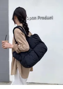 Schwarze Puffer Tote Tasche, leichte wattierte Umhängetasche, lässige große Pendler Tasche.