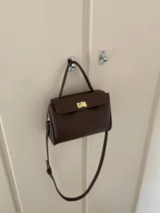 Sac a main vintage en cuir PU marron fonce, sac porte epaule elegant pour le travail quotidien.