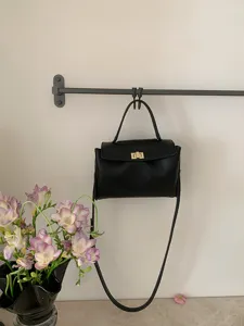 Sac a main noir en cuir PU sac porte epaule retro vintage chic elegante sac details