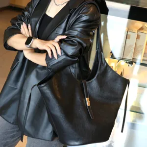 High-end black leather tote bag, large capacity commuting handbag detail view showcasing style.