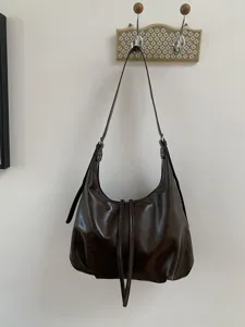 Borsa a spalla hobo marrone vintage da donna, elegante borsa a tracolla morbida chic.