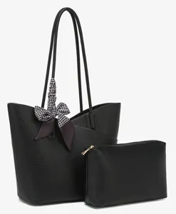Sac cabas noir élégant avec pochette assortie et foulard élégant pour femmes actives.