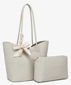 Vue détaillée du sac cabas gris clair avec pochette et élégant accessoire de ruban noué.