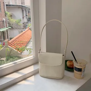 Minimalist solid color flap shoulder bag, elegant retro design for daily commuting and casual style.