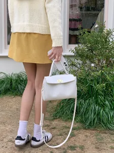 Sac à main en cuir PU blanc vue détaillée, style rétro élégant avec poignée et bandoulière.