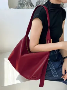 Sac cabas souple en cuir bordeaux vintage pour femme, grand sac porté épaule hobo tendance.