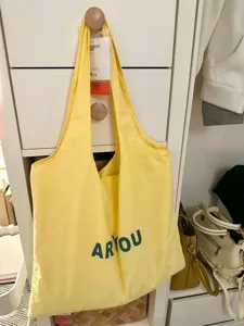 Gelbe Segeltuch Tragetasche für Damen, leichte lässige Umhängetasche für Alltag und Einkaufen.