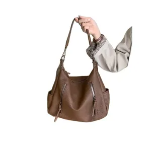 Vintage brown leather hobo shoulder tote bag large capacity casual commuter handbag for women.
