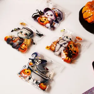 Primer plano de bolsas de plástico de Halloween, cuatro diseños espeluznantes para galletas.
