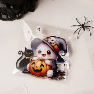 Detalle en primer plano de bolsa de plástico transparente autosellable con diseño de Halloween.