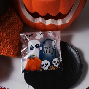 Detalle de bolsa de Halloween con diseño de fantasma lindo y calabaza, empaque transparente.