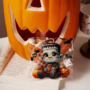 Detalle de la bolsa de galletas transparente de Halloween con Frankenstein y calabaza.
