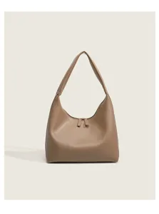 Gros plan sur le sac porté épaule en similicuir kaki, design minimaliste avec fermeture éclair.