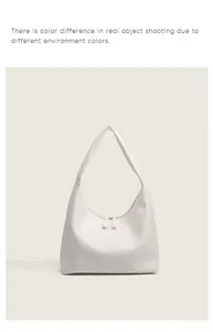 Vue de détail du sac épaule minimaliste en PU blanc avec fermeture à glissière.