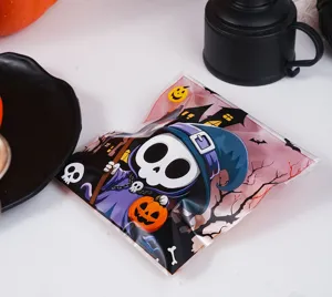 Primer plano detalle de la bolsa transparente autocierre de Halloween para galletas.