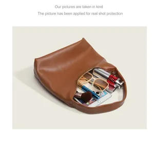 Vue intérieure détaillée d'un sac hobo en cuir PU marron montrant des accessoires essentiels.