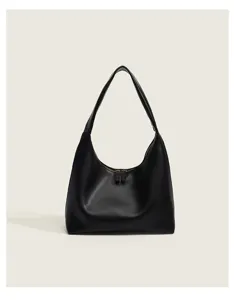 Vue détaillée d'un sac dumpling d'épaule en cuir PU noir minimaliste pour un usage quotidien.