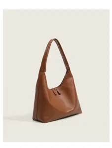Détail de sac porté épaule en cuir PU marron, style minimaliste avec fermeture éclair.