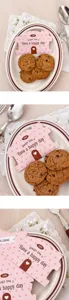 Cartolina d'intestazione a forma di casa per confezioni regalo, dettagli di biscotti.