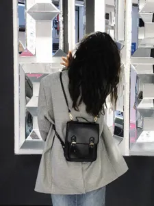 Λεπτομερής όψη μιας κομψής μαύρης ρετρό βρετανικής δερμάτινης τσάντας πλάτης.